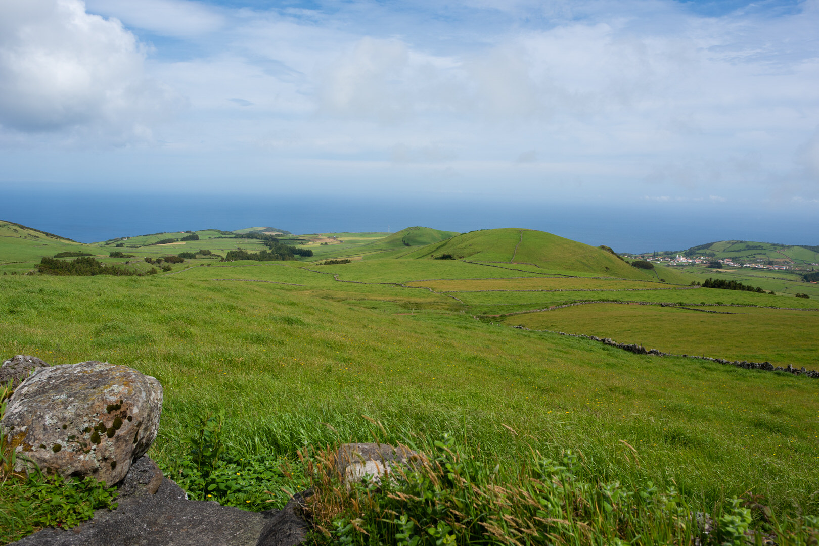 Grüne Felder auf der Azoreninsel Sao Jorge