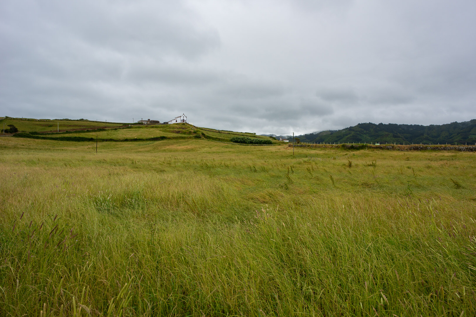 Grüne Wiesen auf der Azoreninsel Santa Maria sowie eine Kapelle
