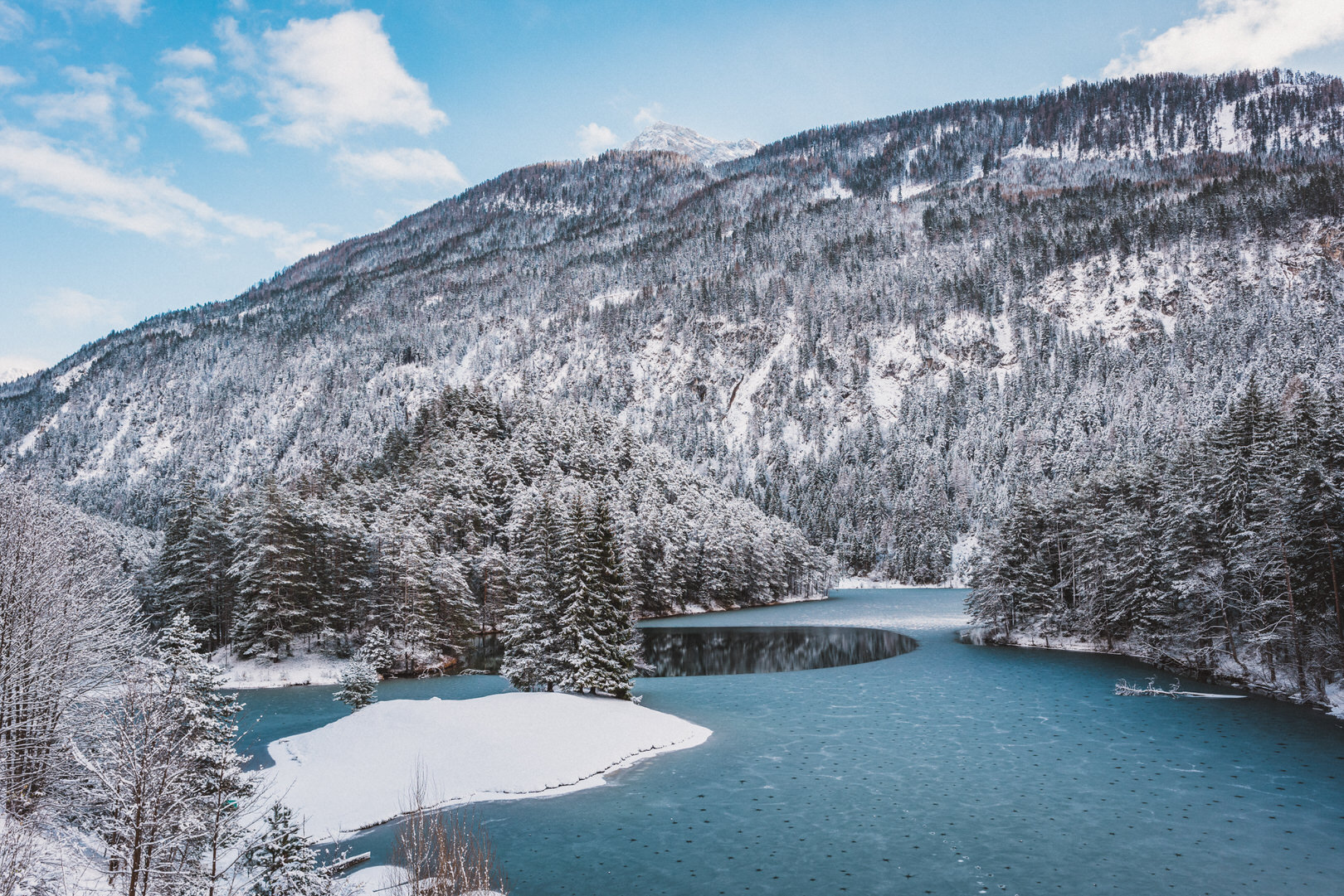 Der winterliche Fernsteinsee in Österreich.