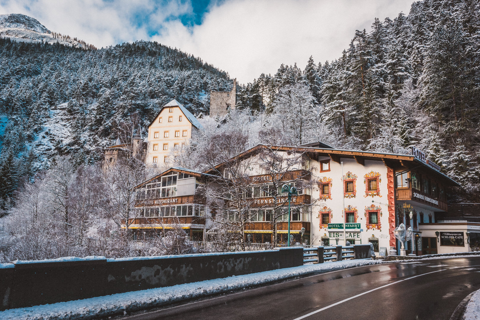 Hotel in der Kurve des Fernpasses am Fernsteinsee in Österreich