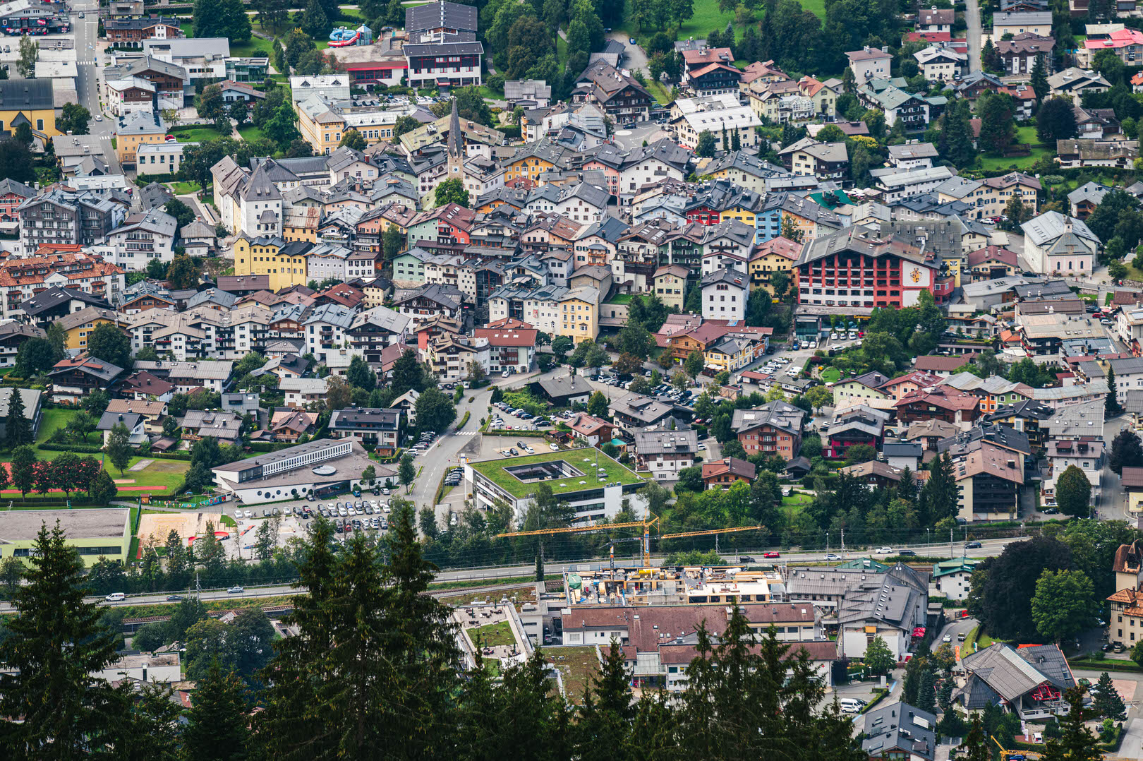 bunte Häuser in der Innenstadt von Kitzbühel