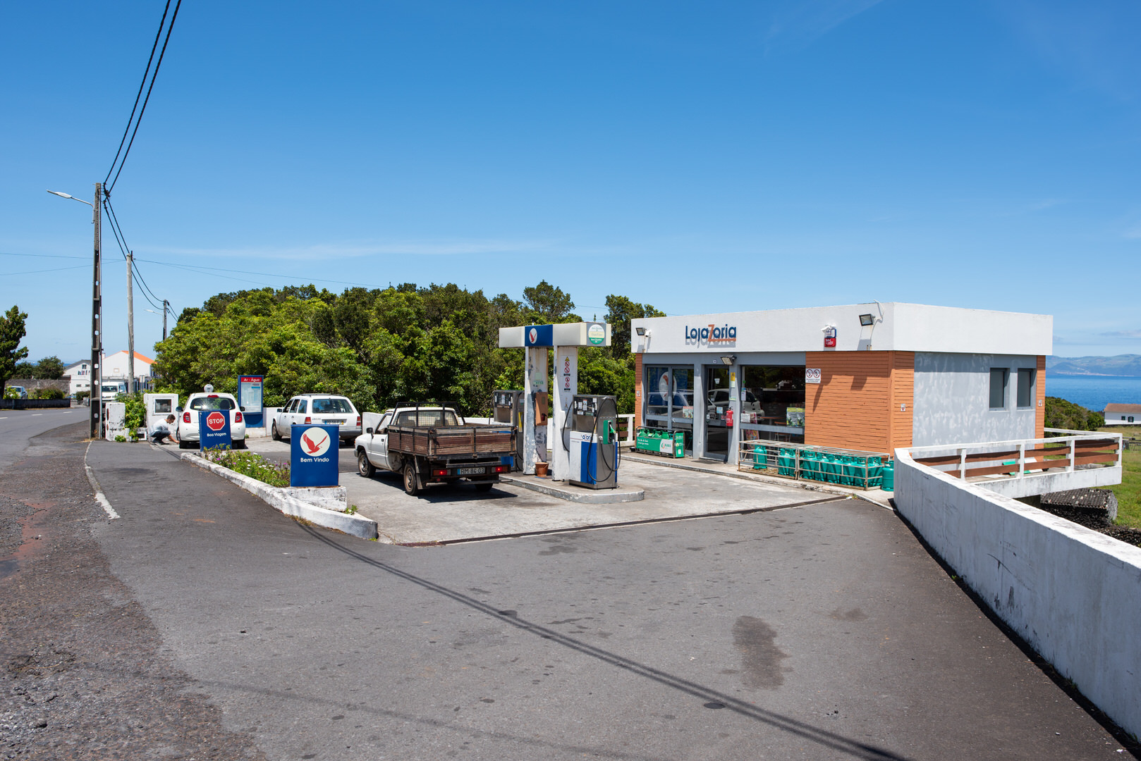 Eine Tankstelle auf den Azoren, gelegen auf der Insel Pico.