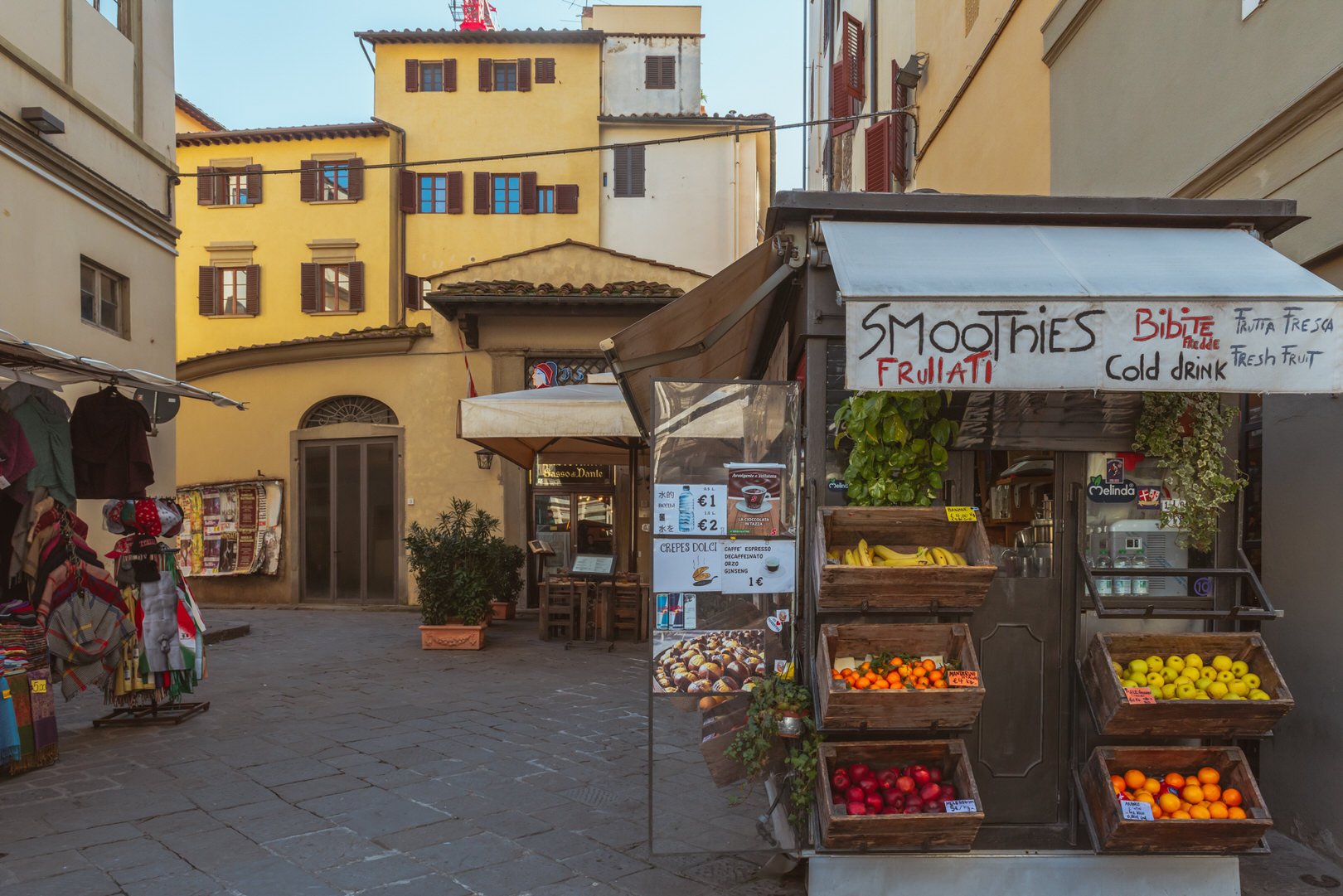 Ein Obstverkauf im historischen Stadtkern von Florenz.