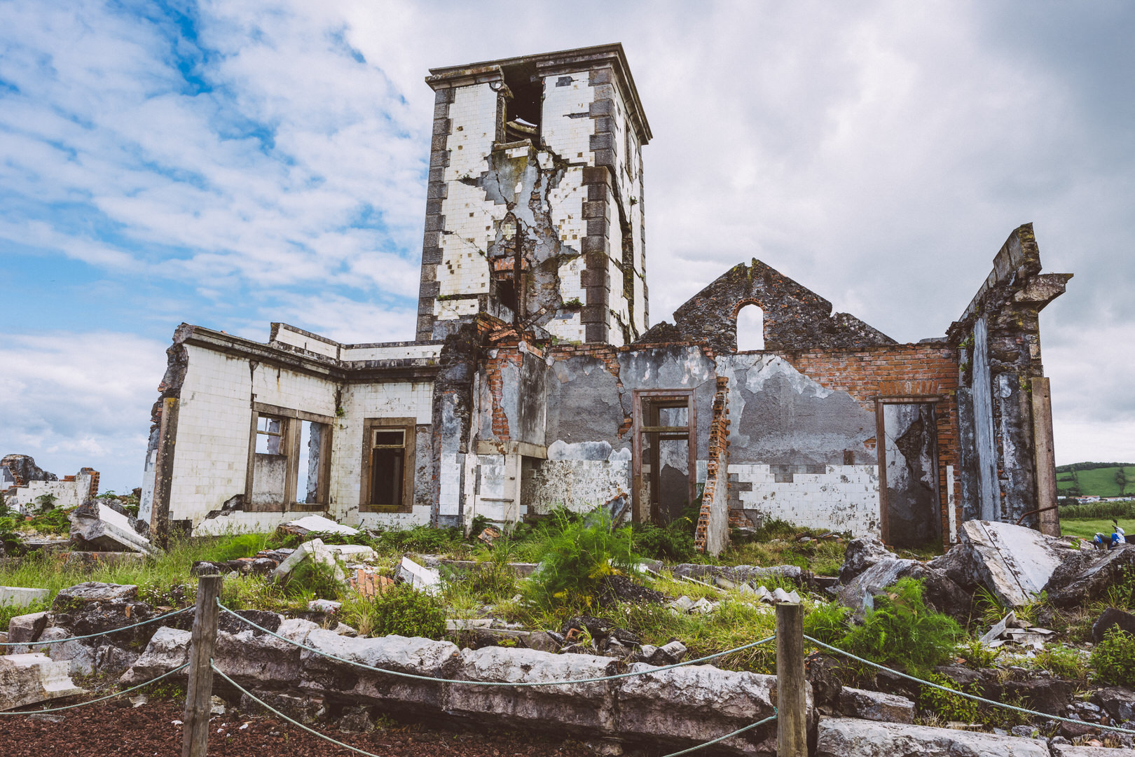 Der zerfallene Leuchtturm von Faial, Azoren 