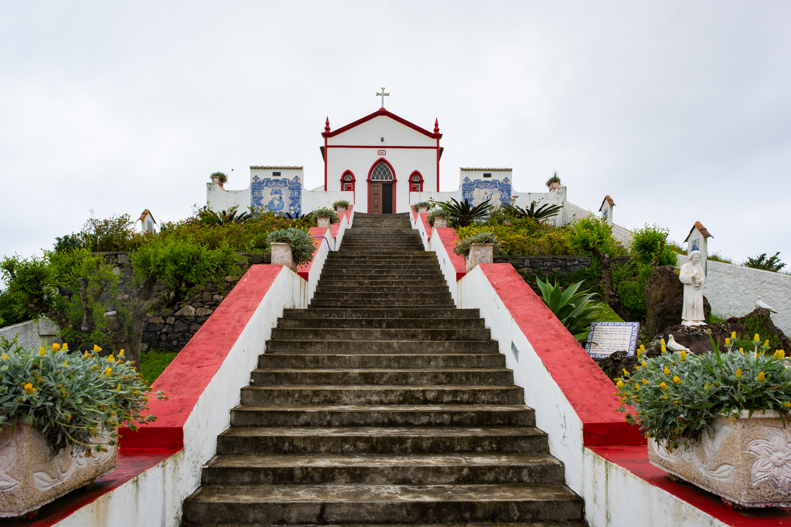 Treppen hinauf zu einer Kapelle auf der INsel Santa Maria
