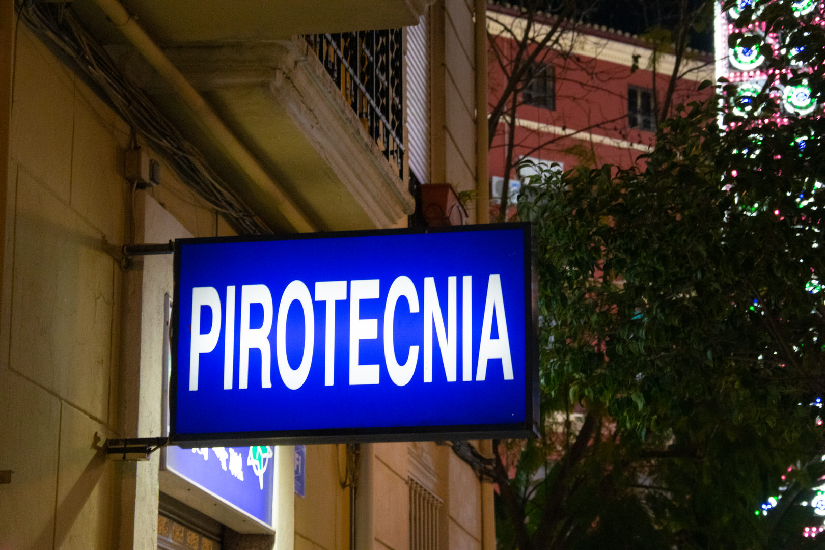 Schriftzug "Pirotecnia" vor einem Feuerwerkskörperladen während der Fallas